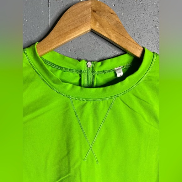 Lululemon Run: Warm Up Crew in lime green. Size 4 - Picture 5 of 10